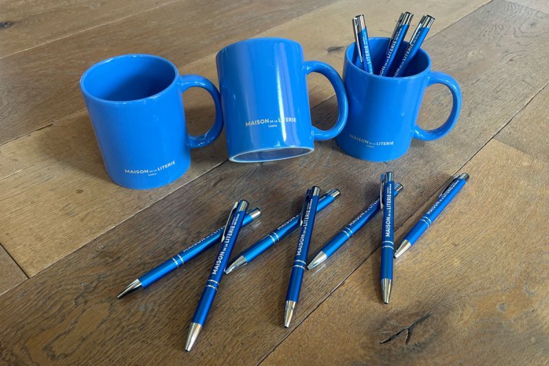 Stylos et tasses en céramique
